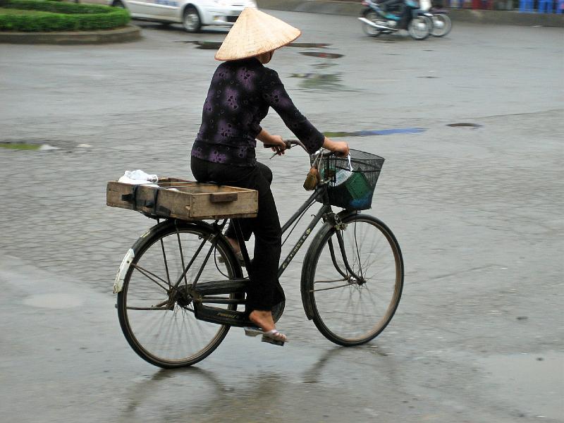 2006-10-27-02-41-45_095 Vietnamese cyclist, Lao Cai.JPG